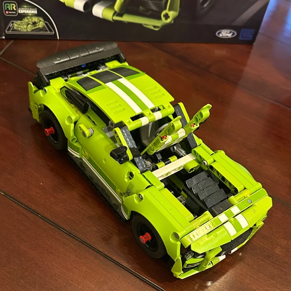 LEGO Technic Ford Mustang Shelby GT500 Set # 42138 - Picture 8 of 14